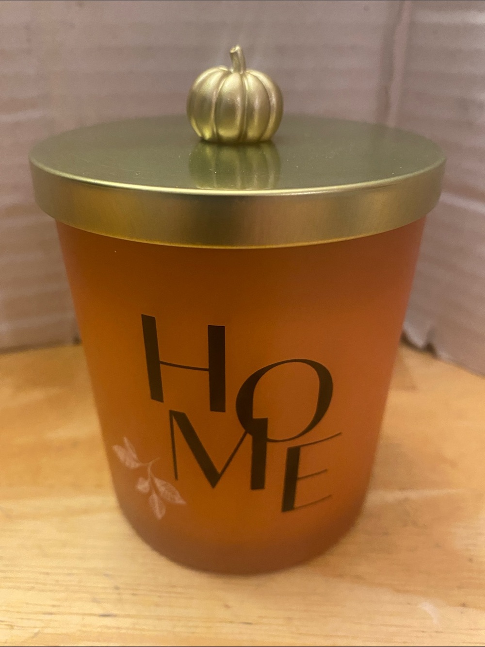Pumpkin spice scented candle in glass jar and gold pumpkin lid says HOME NWT